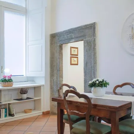 Finestra Sul Cortile * Napoli
